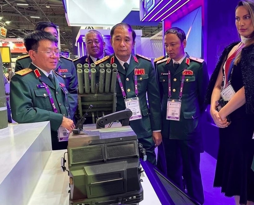 Vietnam joins int’l land, air-land defence, security exhibition in Paris